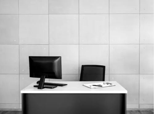 Une grille d’entrevue sur un bureau pour préparer un entretien